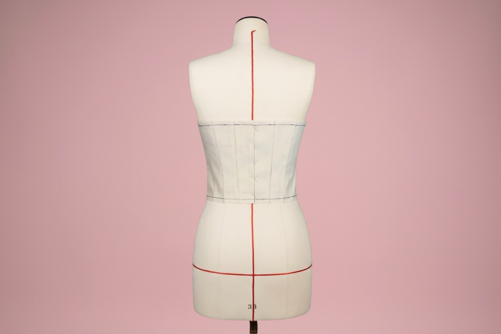 Corset terminado sobre maniquí, vista de espalda
